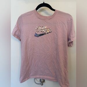 Woman’s short sleeve Nike shirt